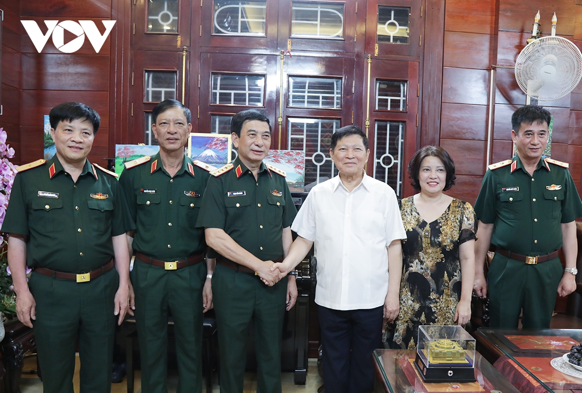 Đại tướng Phan Văn Giang thăm hỏi các đồng chí nguyên Bộ trưởng Bộ Quốc phòng